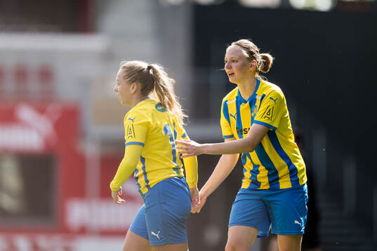 Eskilsminnes Matilda Eriksson och Julia Hammons jublar