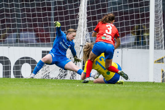 Eskilsminnes Johanna Olsson och Helsingborgs målvakt