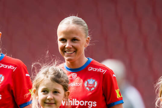 Helsingborgs Emma Sternberg infört fotbollsmatchen i