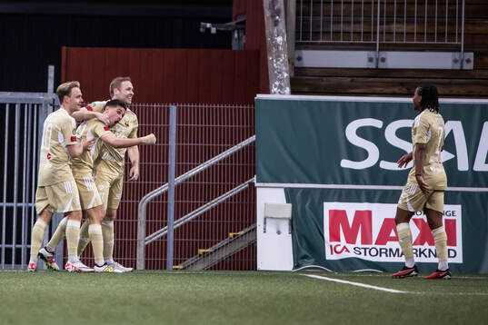Östersunds James Joseph Kirby jublar