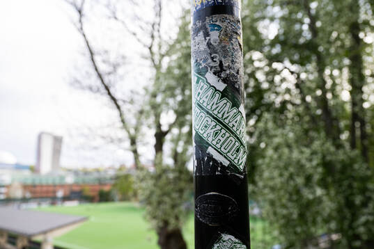 Ett klistermärke utanför Hammarby IP