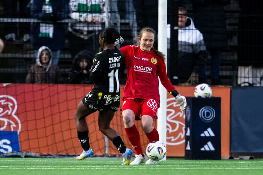 Häckens Monica Jusu Bah och Hammarbys målvakt Anna