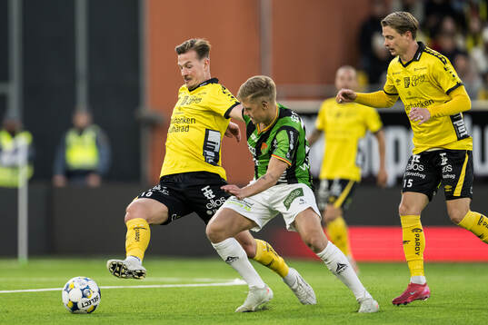 Elfsborgs Simon Olsson och GAIS Kevin Holmén
