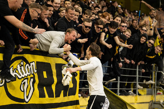 Elfsborgs målvakt Simon Eriksson jublar med supportrar