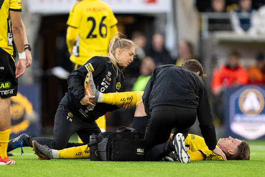 Elfsborgs Taylor Silverholt har ont och får vård av
