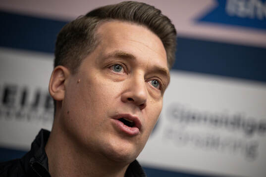 Sam Hallam, head coach of the Swedish men's national ice