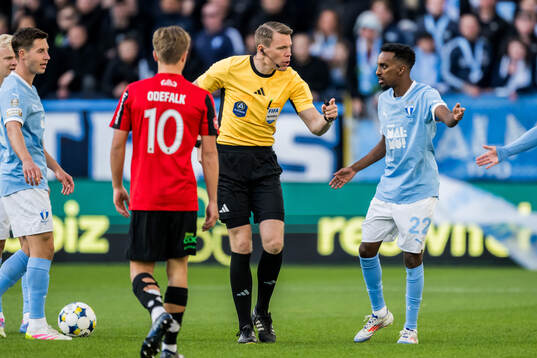 Domare Oscar Johnson och Malmö FFs Taha Ali