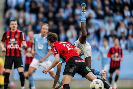 Brommapojkarnas Alex Timossi Andersson och Malmö FFs Taha