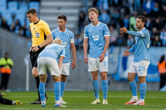 Domare Oscar Johnson, Malmö FFs Lasse Berg Johnsen, Nils