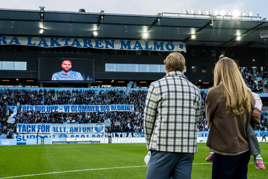 Malmö FFs tidigare spelare Anton Tinnerholm hyllas