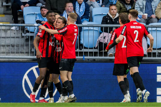 Brommapojkarnas Ezekiel Alladoh jublar