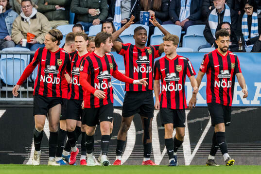 Brommapojkarnas Ezekiel Alladoh jublar