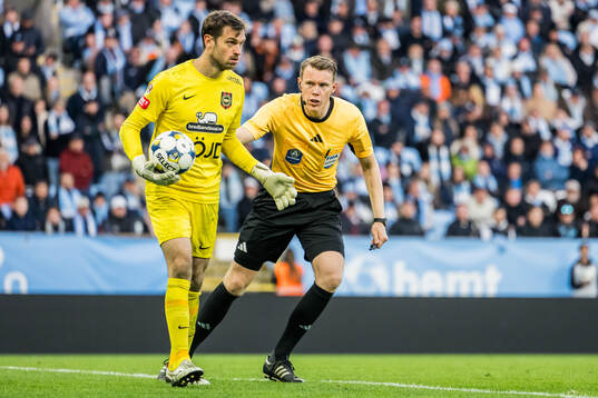 Brommapojkarnas Davor Blazevic och domare Oscar Johnson