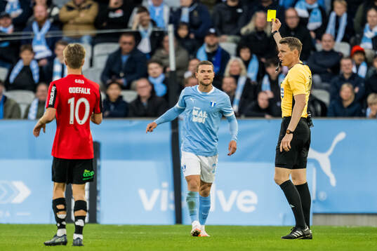 Malmö FFs Gabriel Busanello blir varnad av Domare Oscar