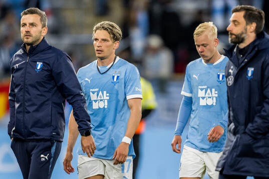 Malmö FFs Jens Stryger Larsen och Otto Rosengren deppar