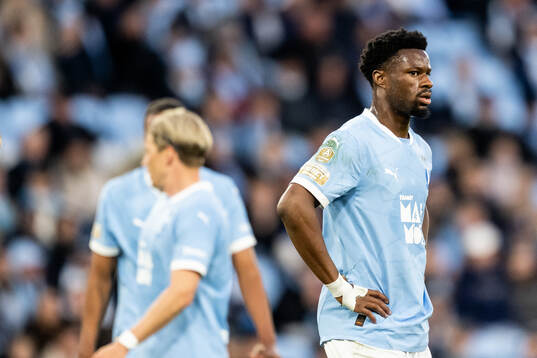 Malmö FFs Emmanuel Ekong deppar
