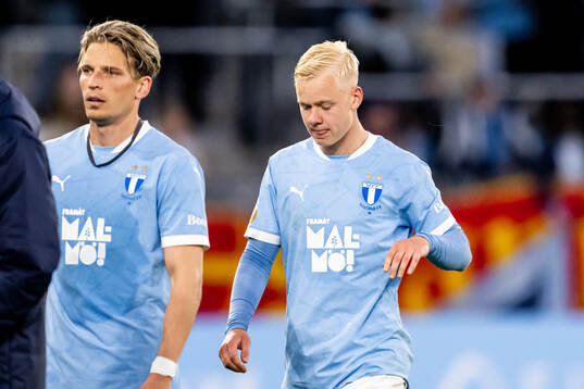 Malmö FFs Jens Stryger Larsen och Otto Rosengren deppar