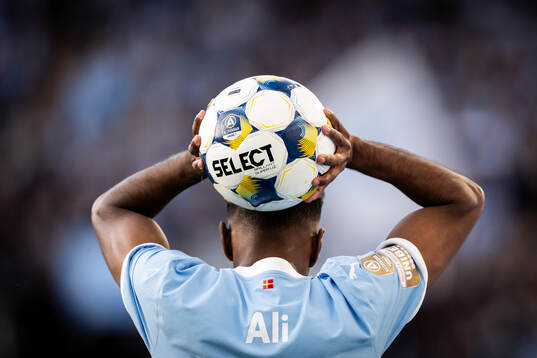 Malmö FFs Taha Ali kastar ett inkast