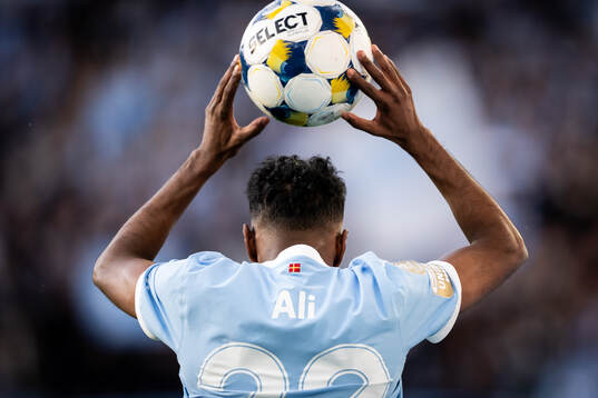 Malmö FFs Taha Ali kastar ett inkast