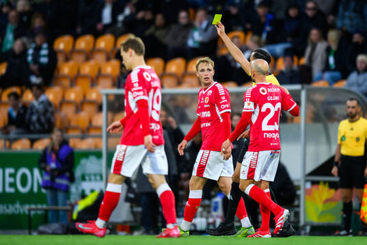 Kalmars Sivert Engh Øverby tilldelas gult kort