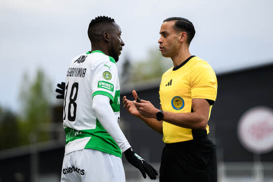 Västerås Frederic Nsabiyumva i diskussion med Domare