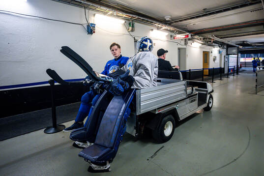 Juuso Pärssinen and goaltender Emil Larmi of Finland