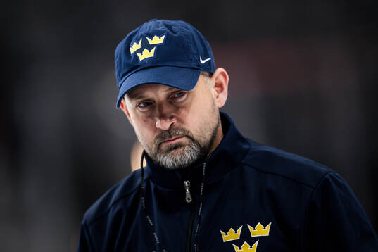 Assistant coach Anders Sörensen of Sweden at a practice