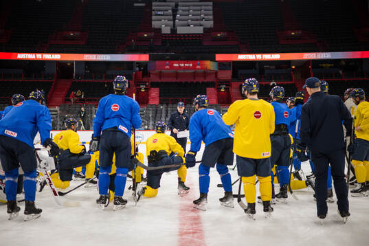 Head coach Sam Hallam of Sweden at a practice session