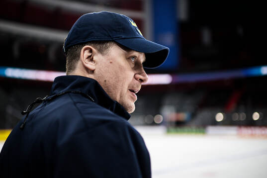 Head coach Sam Hallam of Sweden at a practice session