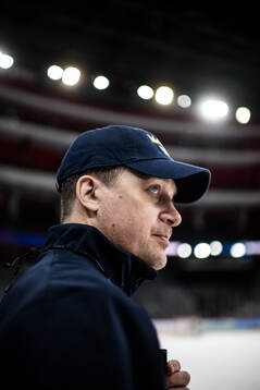 Head coach Sam Hallam of Sweden at a practice session
