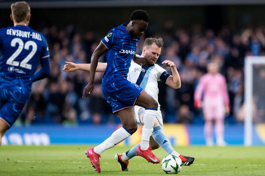 Tyrique George of Chelsea and Jacob Une of Djurgården