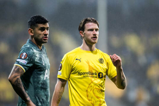 Cristian Romero of Tottenham Hotspur and Kasper Høgh of