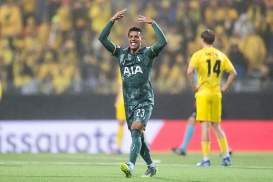 Pedro Porro of Tottenham Hotspur celebrates