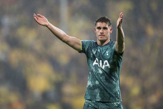 Micky van de Ven of Tottenham Hotspur celebrates