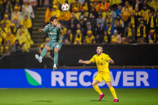Brennan Johnson of Tottenham Hotspur and Fredrik André