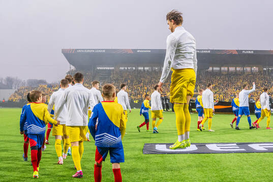 Kasper Høgh and players of Bodø/Glimt enter the pitch