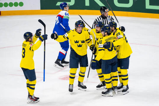 Leo Carlsson of Sweden celebrates with Rasmus Andersson,