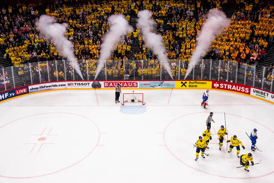 Leo Carlsson of Sweden celebrates with team mates