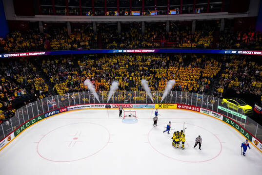 Leo Carlsson of Sweden celebrates with team mates