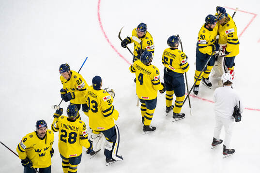 Leo Carlsson and goaltender Jacob Markström of Sweden