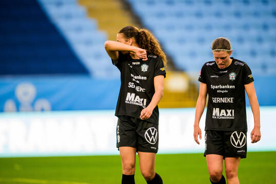 Alingsås Malva Larsson och Tove Lorén deppar