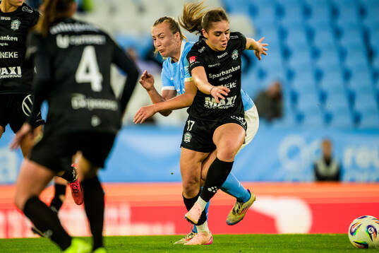Alingsås Julia Elvbo och Malmö FFs Sara Kanutte Sørensen