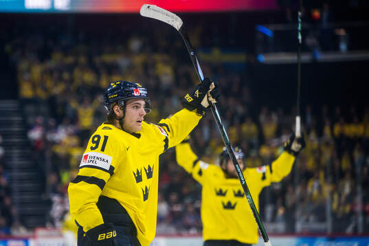 Leo Carlsson of Sweden celebrates