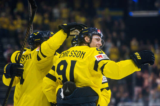 Leo Carlsson of Sweden celebrates
