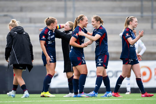 Rosengårds Oona Sevenius och Maja Johansson jublar