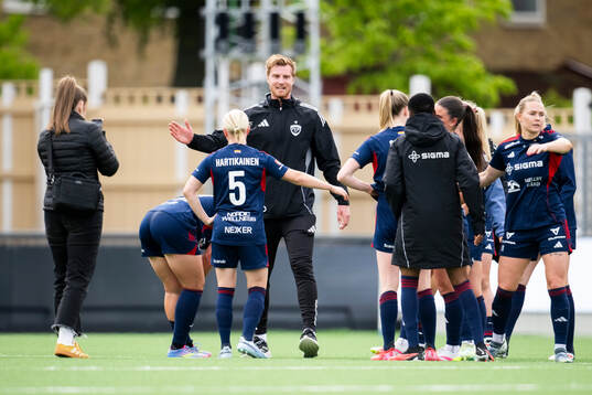 Rosengårds fystränare Jesper Olofsson jublar