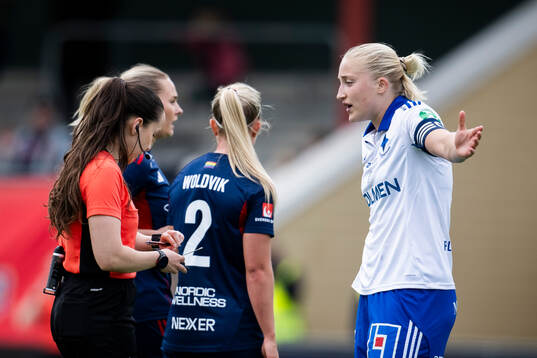 Domare Selma Griberg och IFK Norrköpings Wilma Leidhammar