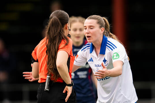 Domare Selma Griberg och IFK Norrköpings Carrie Jones