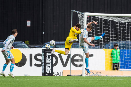 Brommapojkarnas målvakt Davor Blazevic och Halmstads Filip