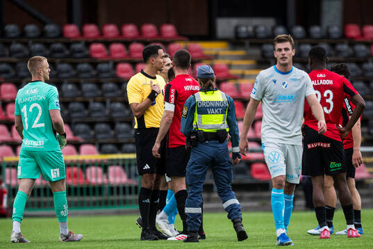 Brommapojkarnas Even Hovland diskuterar med Domare Adi